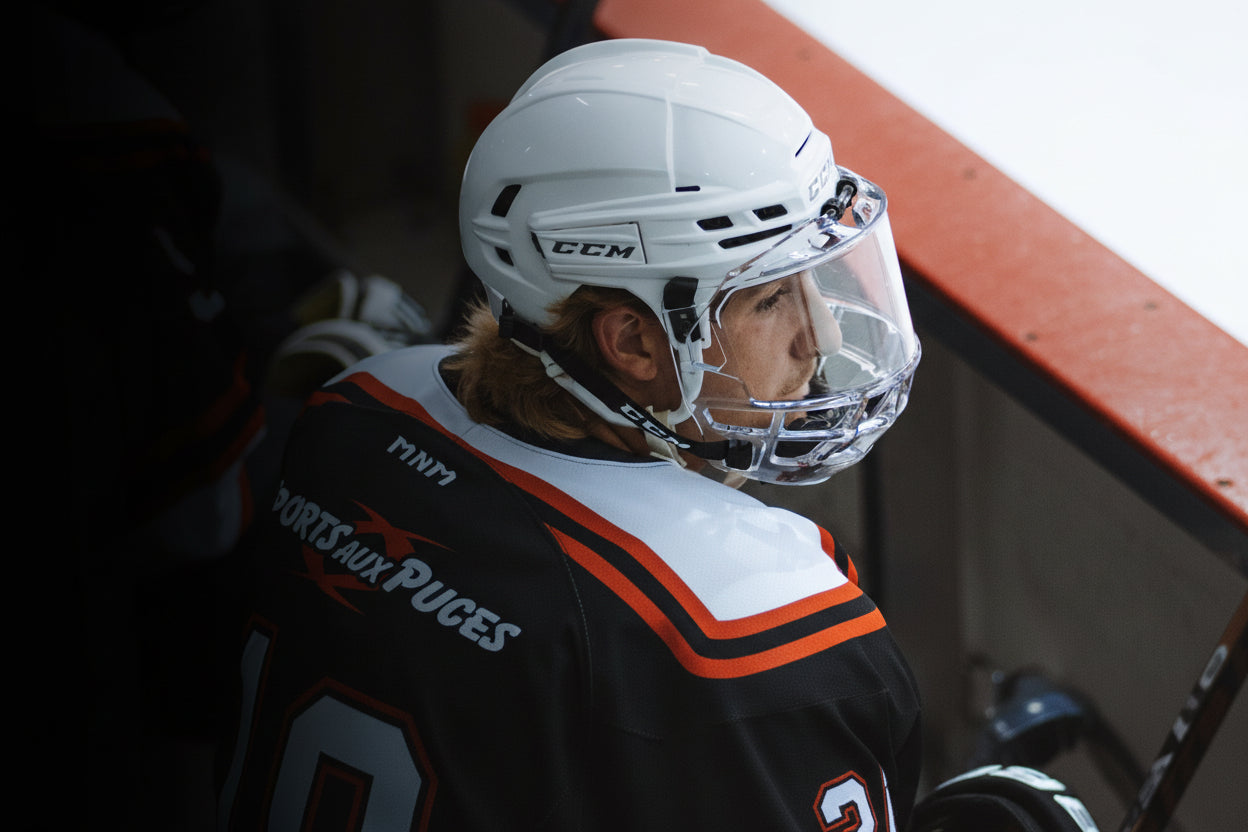 Joueur de Hockey avec un chandail sports aux puces